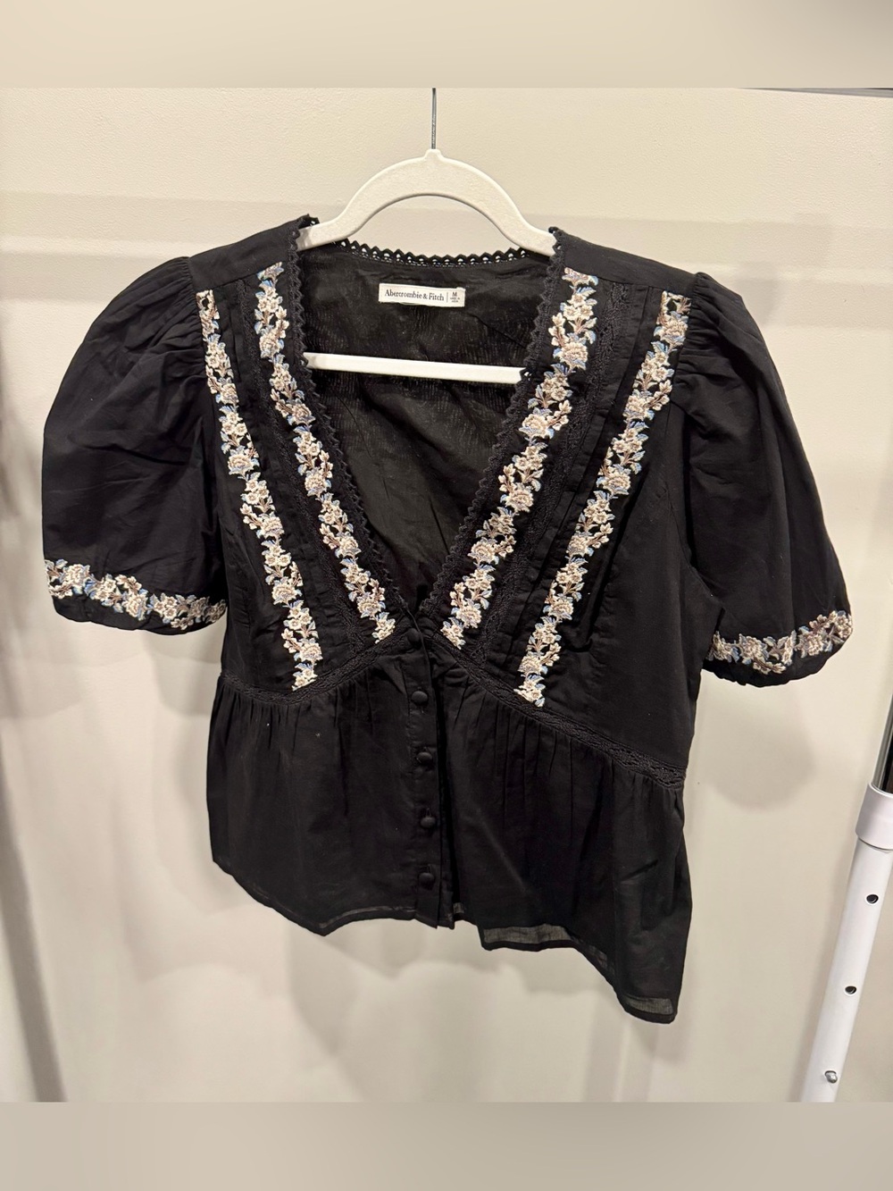 Abercrombie & Fitch Black V-Neck Puff Sleeve Embroidered Button Front Top